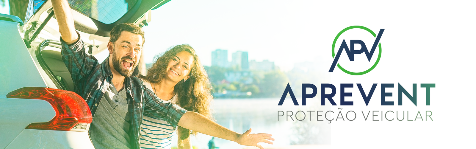 Casal feliz dentro de um carro, simbolizando segurança e tranquilidade, com a logo da APREVENT ao lado.