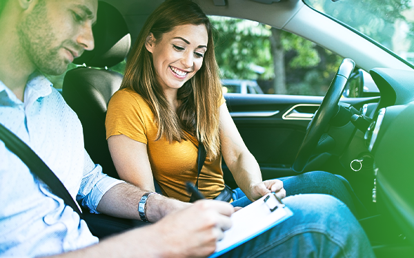 Equipe da APREVENT realizando inspeção de veículo para proteção veicular.